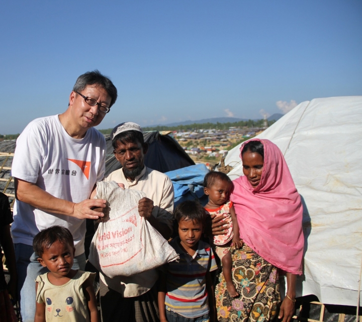 趙煥明到孟加拉邊境，向來自緬甸的難民家庭派發緊急糧食。（圖：宣明會）