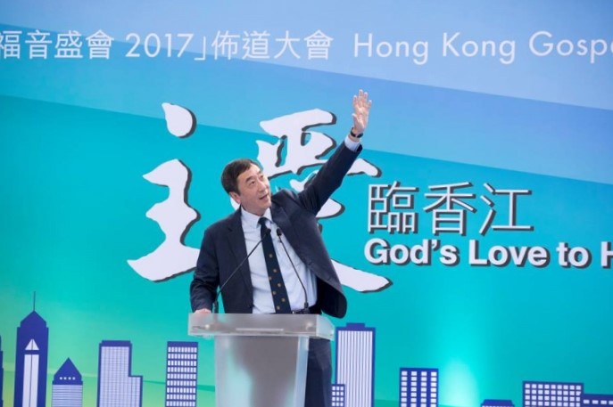 沈祖堯教授信主42年從沒有後悔，勉勵同學與他一樣選擇上帝。(圖：God loves HK臉書)