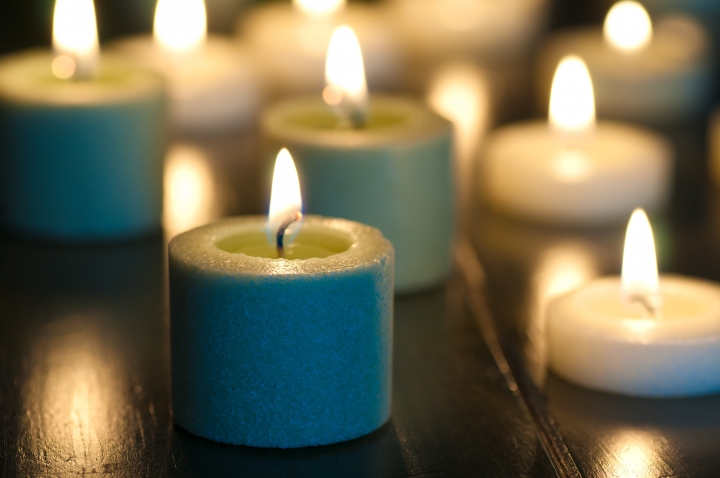 藍色聖誕節服務其中一個環節會燃點蠟燭紀念曾經所愛的人(圖:網絡圖片)
