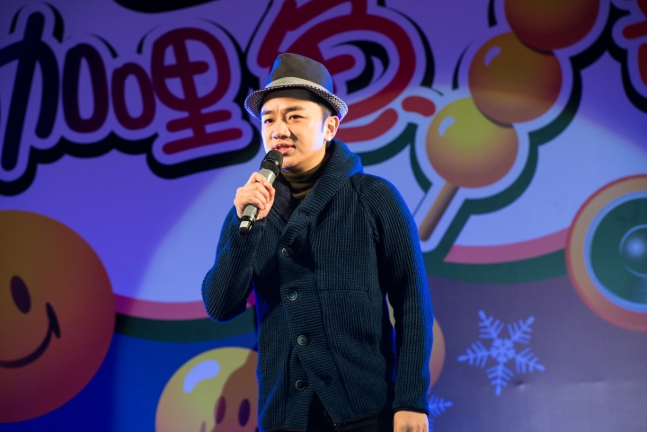 王祖藍用「咖哩魚蛋」方式，重新演繹不同版本的聖誕歌，為觀眾帶來驚喜 (圖:影音視團)