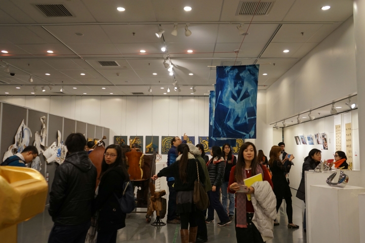 「2017祝福亞洲藝術展」正式開幕，參觀者投入觀賞。（圖：基督日報）