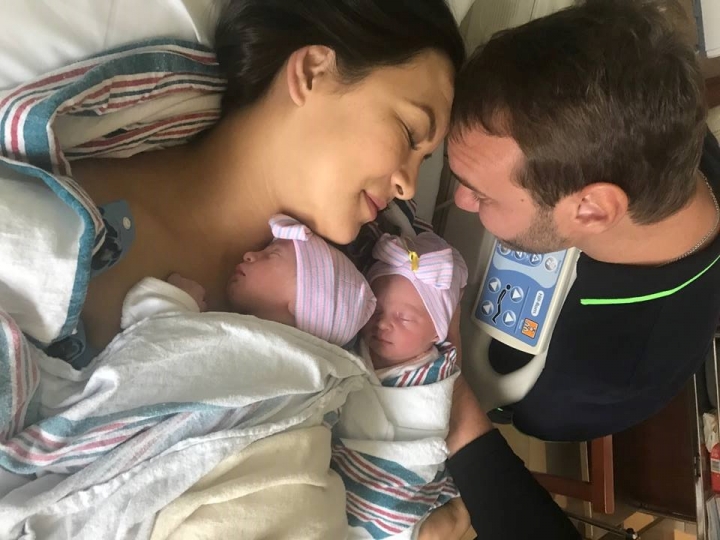生命鬥士力克‧胡哲（Nick Vujicic）雙胞胎女兒出生了，母女平安。（圖：Nick Vujicic 臉書）