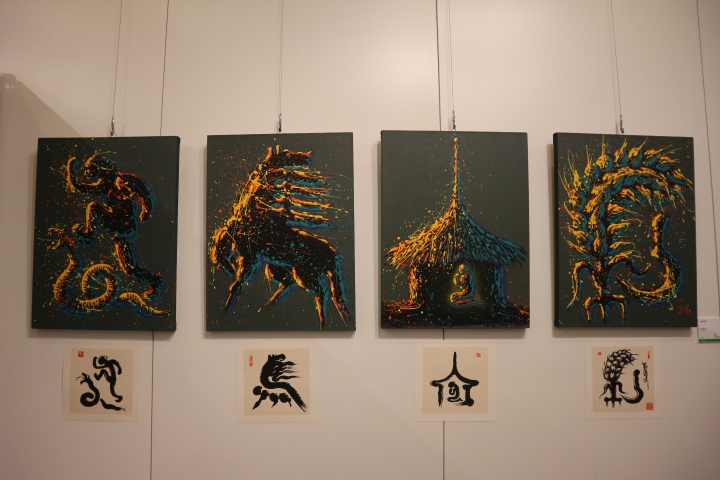 衛林近年以中國象形文字做出作品,圖為「以馬內利」(60x80x4cm，布畫）（圖：基督日報）