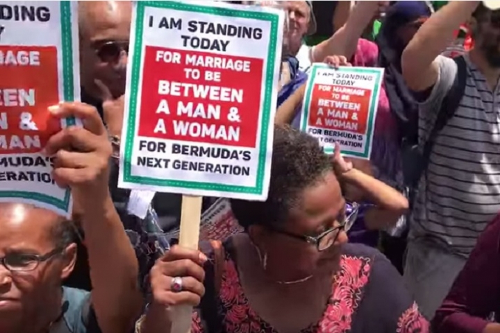 百慕達民眾反對最高法院大法官去年通過同性婚姻合法化(圖:網絡圖片)