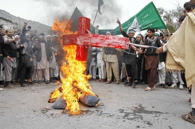 在阿富汗，暴徒焚燒基督教十字架。(圖：Voice of the Persecuted)