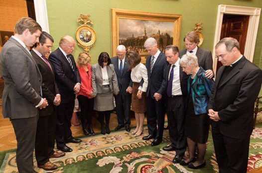 特朗普與幕僚於白宮禱告。（圖：「特朗普祈禱組」臉書）