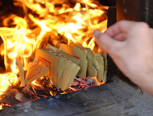 燒紙錢是春節習俗之一。（圖：網絡圖片）