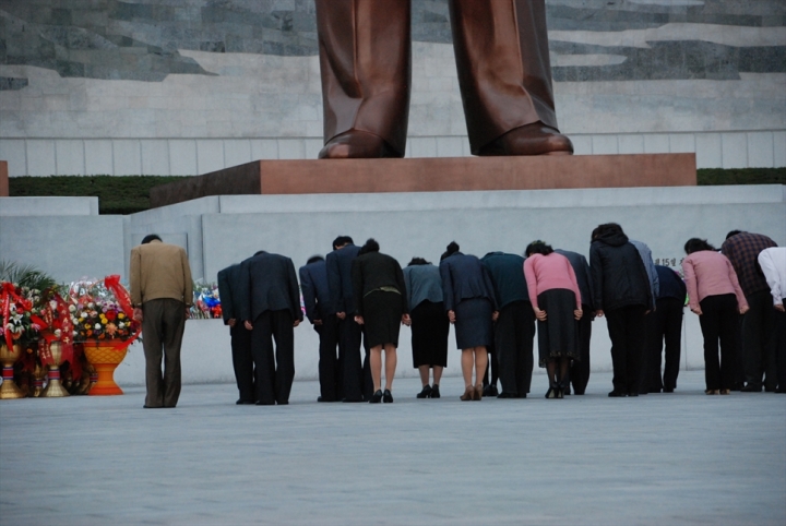朝鮮人民必需向國家領導人像朝拜。（圖：「敞開的門」）