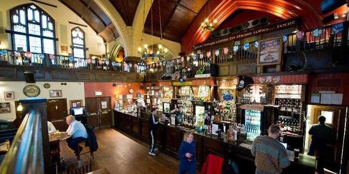位於倫敦北部馬斯韋爾山一間輝煌的歐洲教堂被改換為酒吧。(圖：AFP)