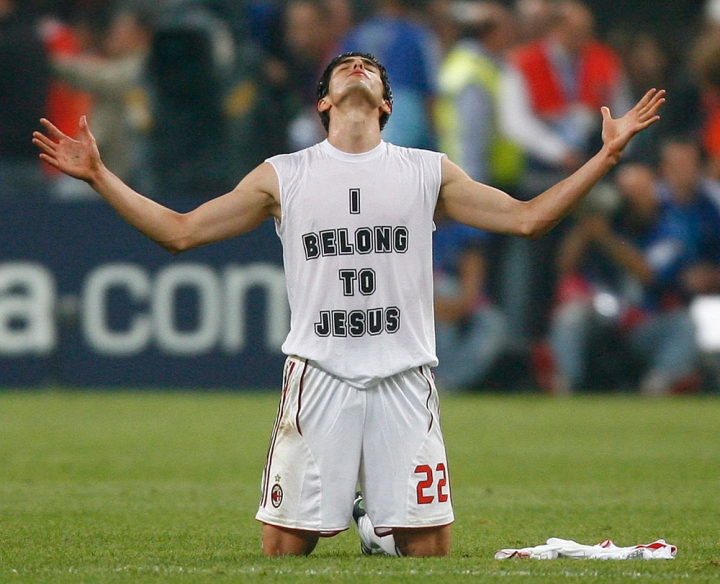 2007歐洲冠軍聯賽決賽中卡卡穿上「耶穌愛你」汗衣，高舉雙手榮譽神（圖：網絡圖片）