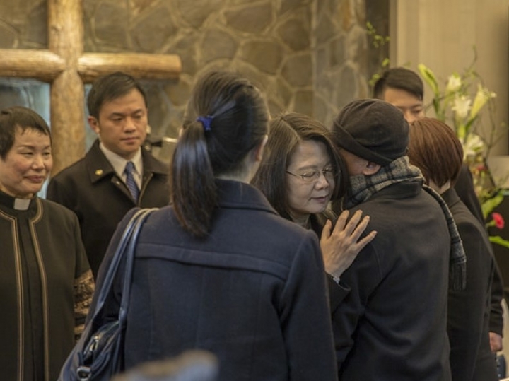 台灣總統蔡英文於義光教會擁抱受難者後人。（圖：網絡圖片）