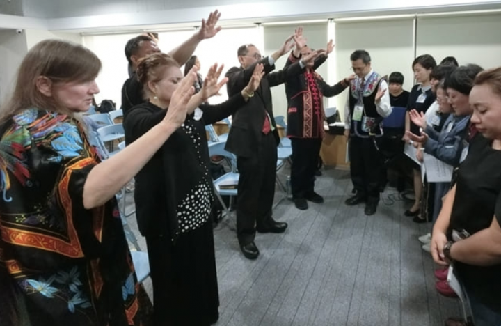 來自美國及台灣各地的牧者、宣教士為學員祝福。（圖：跨文化宣教學院臉書）