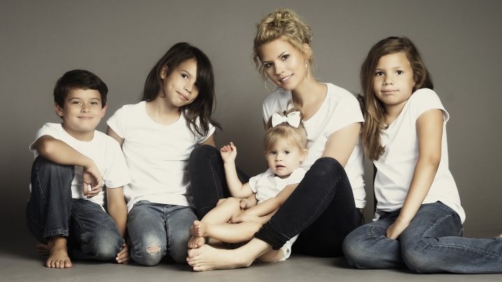 亨德森早前的家庭照, 現時她孕有五名孩子(圖: 網絡圖片)