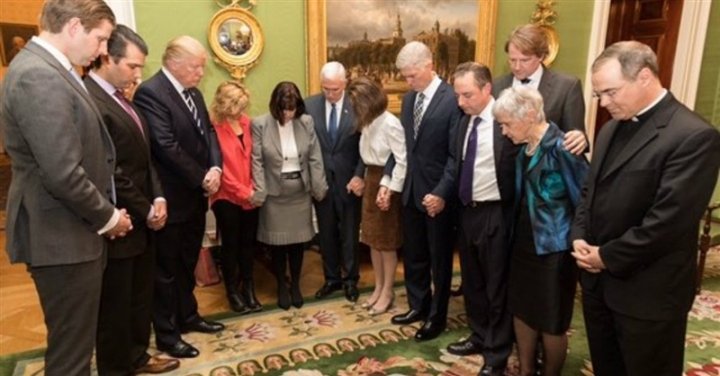特朗普與成員一起禱告。(圖：特朗普臉書)