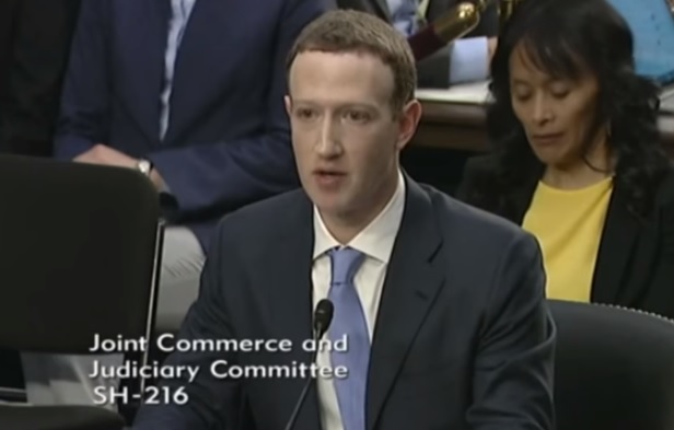 朱克伯格(Mark Zuckerberg)出席美國國會聽證會，就臉書用戶數據洩露事件接受調查。(YOUTUBE/USATODAY LIVESTREAM截圖)