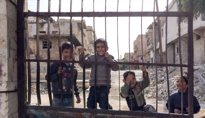 敘利亞戰火下，男童外出攀爬耍樂。（圖：「敞開的門」）