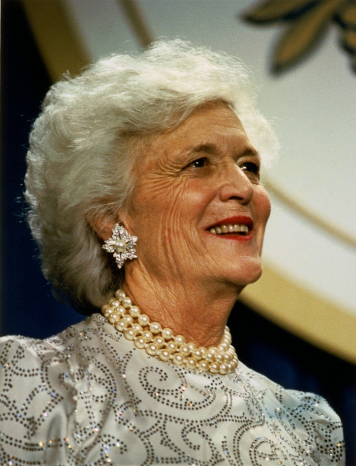 美國第41任總統夫人芭芭拉.布什(Barbara Bush)，攝於1989年1月。(David Valdez, White House Photo Office)