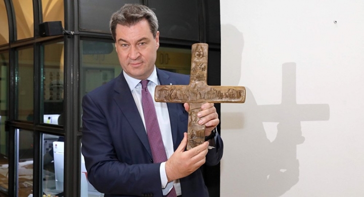德國巴伐利亞州(Bavaria)州長索德(Markus Söder)4月24日他在推特上貼出自己手持一個裝飾華麗的十字架的照片，該十字架是前慕尼黑紅衣主教贈送的禮物。(Twitter@Markus_Soeder)