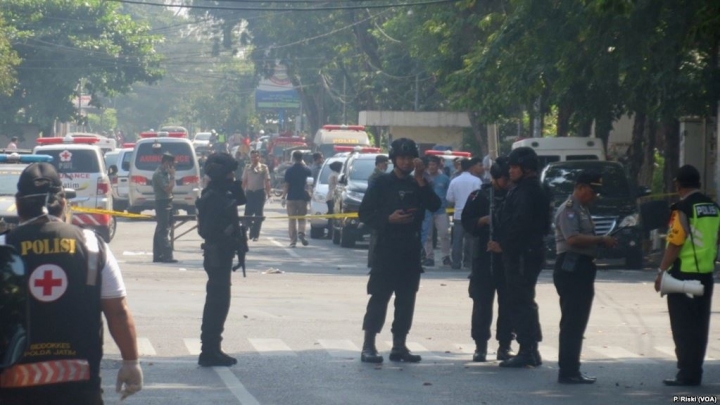 警察在印尼第二城市泗水一天主教堂外戒備(VOA News)