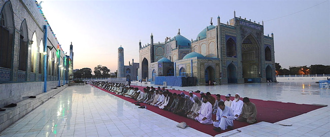 穆斯林男人在齋月期間在阿富汗的'藍色清真寺'祈禱.(Creative Commons)