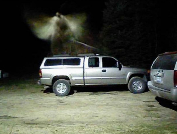 密歇根州東約旦的一名基督徒在其屋子外的保安鏡頭拍得疑似「天使」影像。(圖:Facebook)