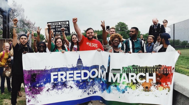 杰弗裡·麥考爾參加「自由遊行」(Freedom March) 見證神為他帶來力量改變自由。 (圖: churchmilitant)