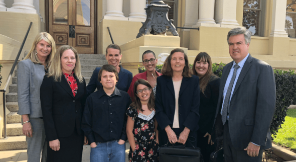 加州一位35歲的基督徒媽媽帕克(Stephanie Packer)[後中]及她的家人與「生命法律維護基金會」(Life Legal Defense Foundation)的人員合照。(圖: Life Legal Defense Foundation)