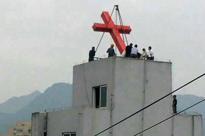 在中國，教堂屋頂的十字架被拆除。(圖:對華援助會)