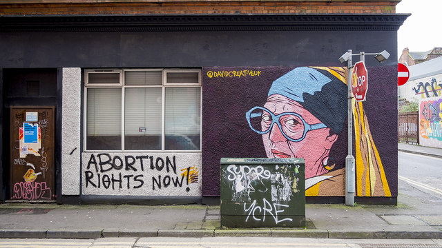 眾多女權人士於北愛首府貝爾法斯特(Belfast)要求英國修改墮胎法令，圖為當地一幅壁畫。
