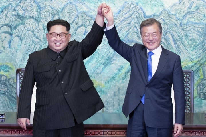 朝鮮領導人金正恩（左）與南韓總統文在寅握手 (圖:網絡圖片)