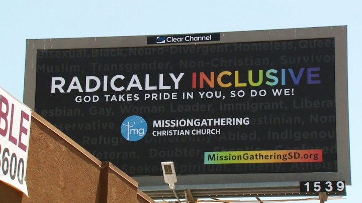 聖地牙哥一家同性戀酒吧頂樓上放置基督會的廣告牌信息（圖：網絡圖片）
