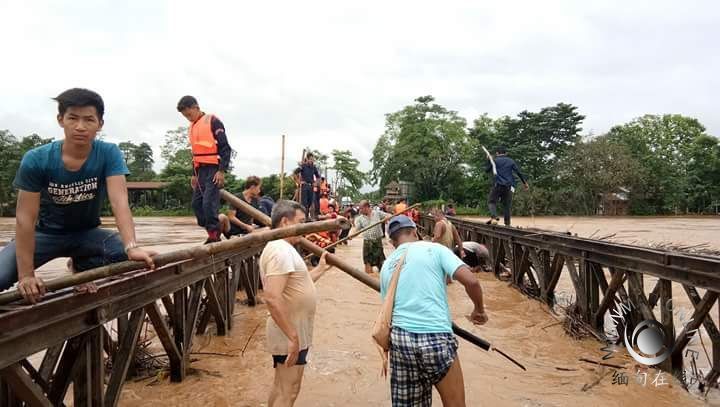 緬甸暴雨成災多數房屋被水淹沒災民搬離家園。（圖：緬甸在線）