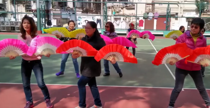 「天國耆兵課程」學員在公園跳舞佈道。（圖：香港禧福協會youtube擷圖）