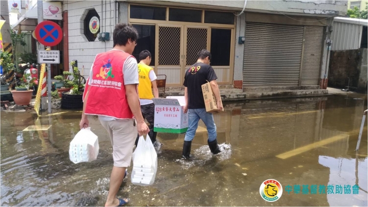 基督教救助協會派出志工為嘉義水災災民送餐。(圖:基督教救助協會Facebook)