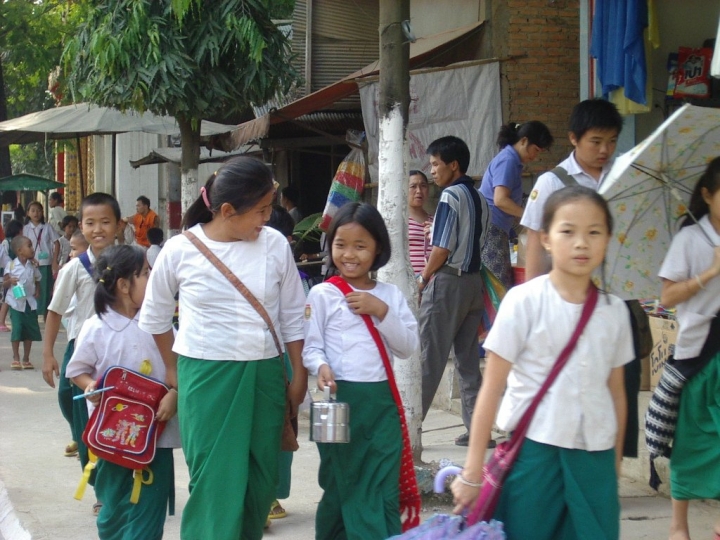 緬甸街頭的學童。（圖：FreeImage）