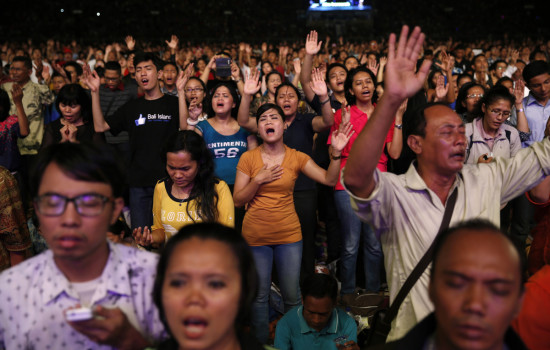 2014年12月13日，印尼基督徒在雅加達Gelora Bung Karno體育場舉行聖誕節禱告讚美。 （圖：路透社/ Beawiharta）