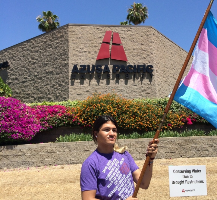 阿蘇薩太平洋大學一名學生支持LGBT活動 （圖：來自網絡）