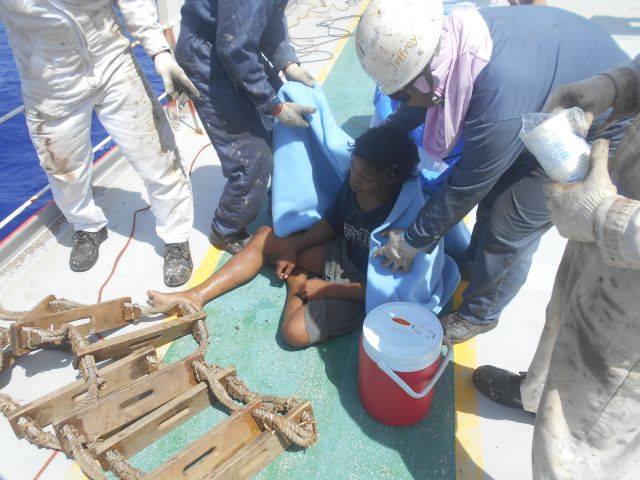 阿爾迪被救上船（圖：印尼駐日本大阪領事館臉書）