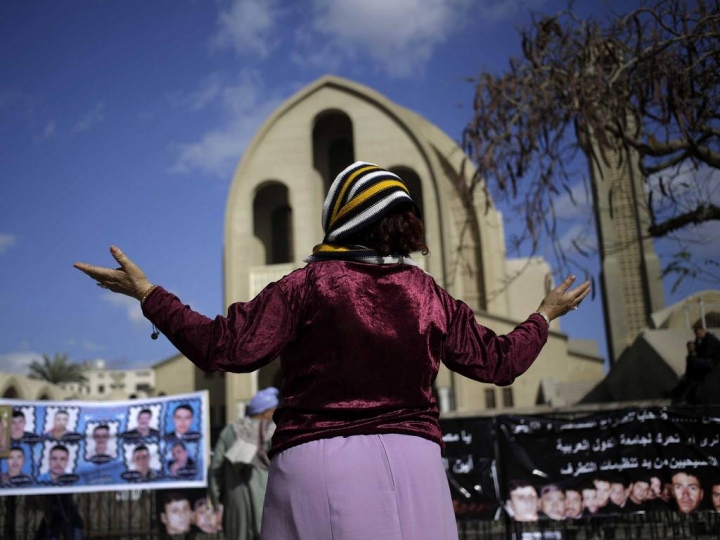 在ISIS屠殺前，科普特婦女為21位被拘留的同胞禱告 （圖：來自網絡）
