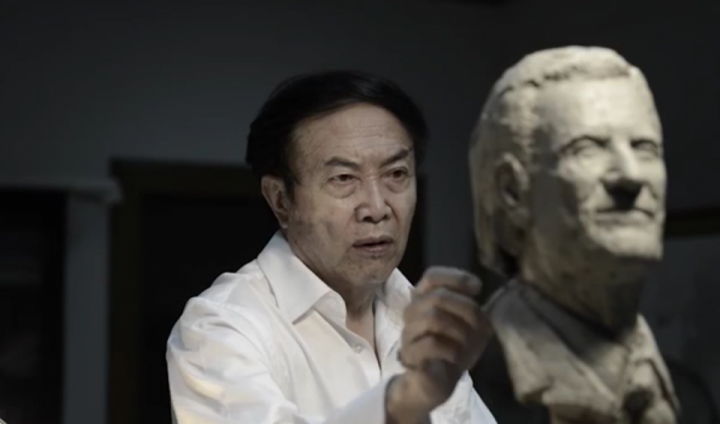 中國頂級雕塑家袁熙坤正在創作葛培理牧師全身像 （圖：葛培理佈道協會官網）