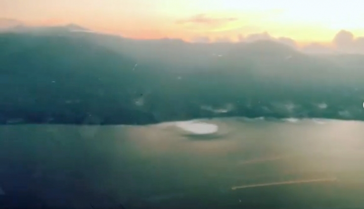 當時飛機上人們拍到海中白色的「洞」 （圖： Captain Mafella icoze Instagram）