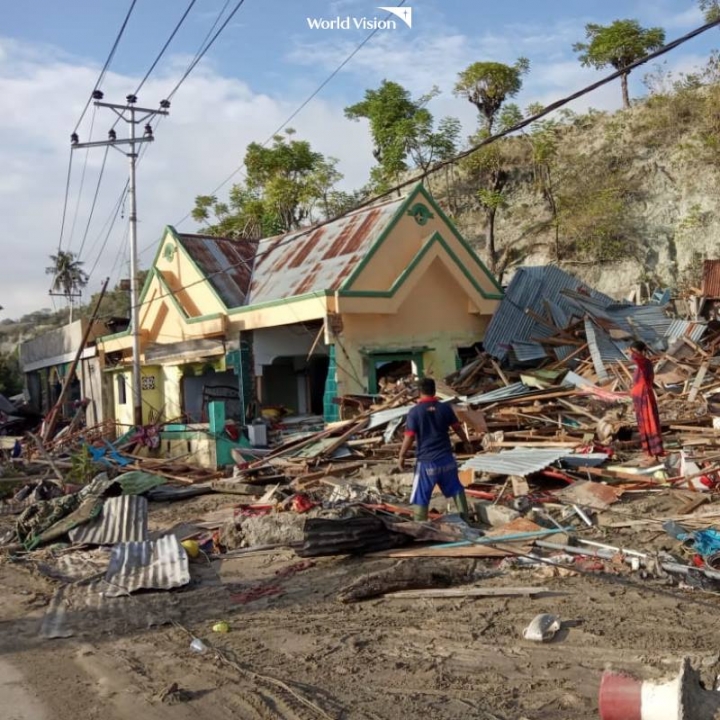 印尼7.5強震海嘯導致當地許多建築物被震垮，醫院及商場都被摧毀。(圖:World Vision International/Facebook)