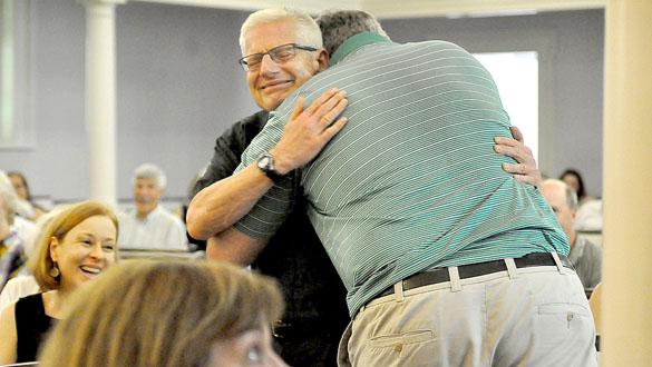 新帕爾茲改革教會牧師霍華德梅傑在他的退休派對上被一位社區居民擁抱歡迎。 他已經服事教會28年。 （圖： Lauren Thomas）