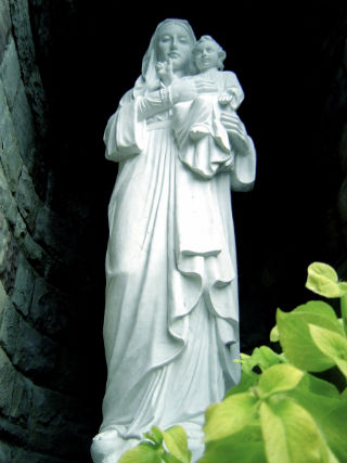 聖母瑪利亞與聖子耶穌塑像。（圖：FreeImage）