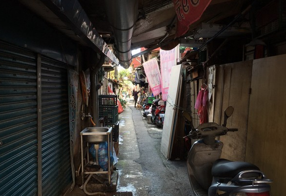 台北貧窮家庭的後巷。（圖：網絡圖片）