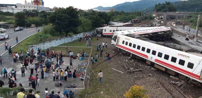 台灣普悠瑪號列車21日下午突發事故，造成18人死亡。 （圖：來自網絡）