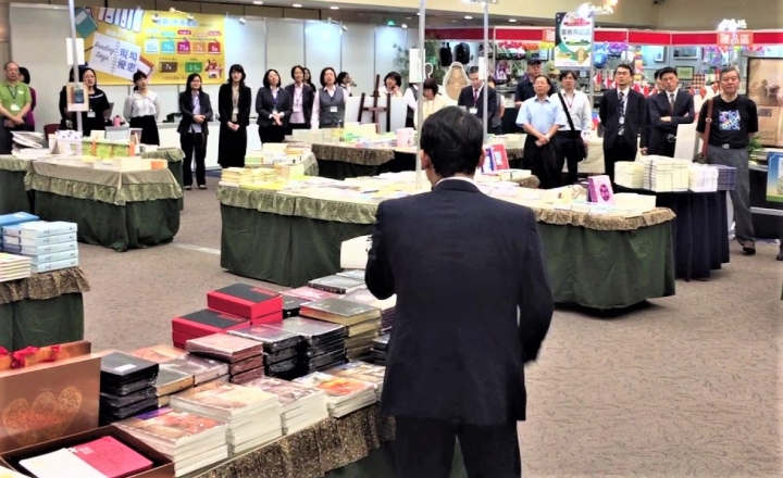 2017台北基督教書展開幕禮拜唱詩。（圖：台北基督教書展youtube 圖）