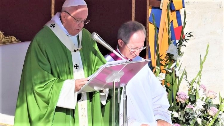 教宗在世界主教會議主持揭幕。（圖：梵蒂岡新聞網） 