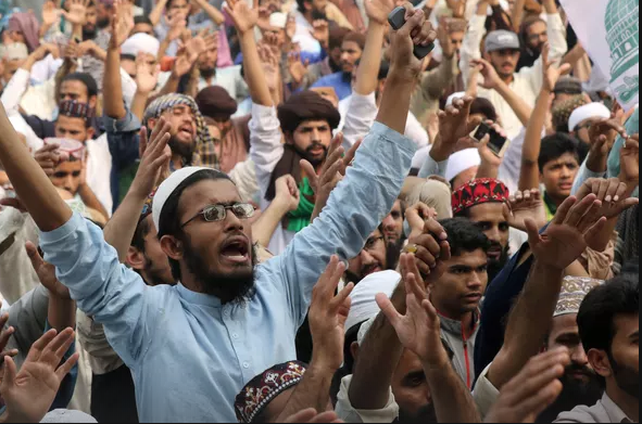 伊斯蘭強硬派大規模示威。（圖： The Guardian）