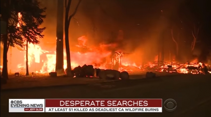美國加州發生歷年最猛烈山林大火、被稱為「營火」（Camp Fire）的山火火勢蔓延迅速，遇難者家屬迫切尋找失踪的家人。（圖：CBS新聞片段截圖/YouTube）
